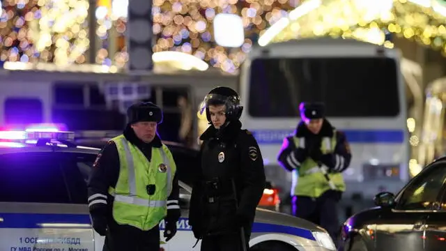 epa08082206 Russian policemen guard near the Federal Security Service of the Russian Federation (FSB) headquarters where unknown men opened fire in Moscow, Russia, 19 December 2019. According to reports, at least one person was killed in a shooting at the FSB headquarters on 19 December 2019. EPA/YURI KOCHETKOV