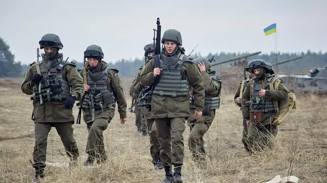 epa04659265 Students of military academy of National Guard walk during their training on a shooting range near of Kharkiv, Ukraine, 12 March 2015. NATO expressed concern Wednesday about the withdrawal of heavy weapons from the front line in eastern Ukraine, with the chief of the military alliance warning that they could be repositioned for further combat. The withdrawal of heavy weapons from the front line between government forces and pro-Russian separatists is a key part of the peace plan signed between the two sides in Minsk last month. EPA/SERGEI KOZLOV