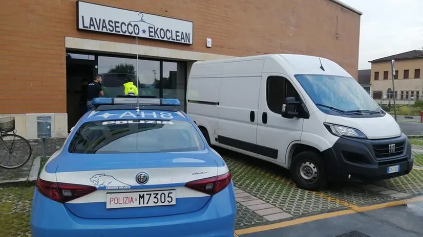 La Polizia al lavasecco in cui è stato messo a segno il furto © www.giornaledibrescia.it