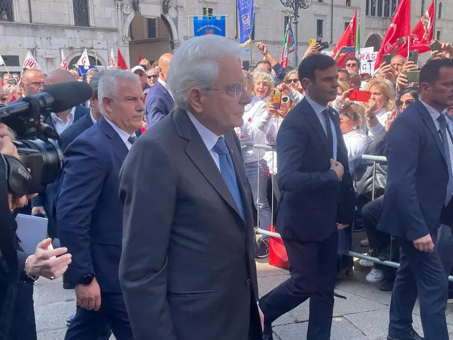 Il Presidente della Repubblica entra rispettosamente in piazza - Foto Marco Ortogni/Neg © www.giornaledibrescia.it