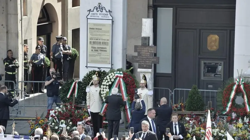 Piazza Loggia, la cerimonia attraverso l'obiettivo di Pierre Putelli, che quel 28 maggio fotografò la Strage