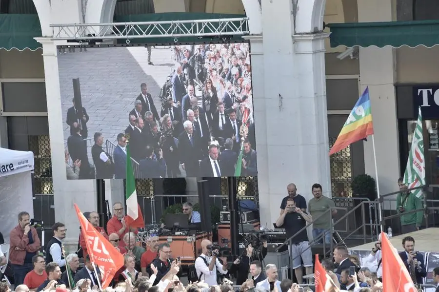 Piazza Loggia, la cerimonia attraverso l'obiettivo di Pierre Putelli, che quel 28 maggio fotografò la Strage