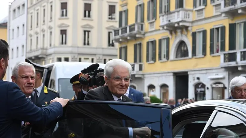 Mattarella esce dal teatro Grande