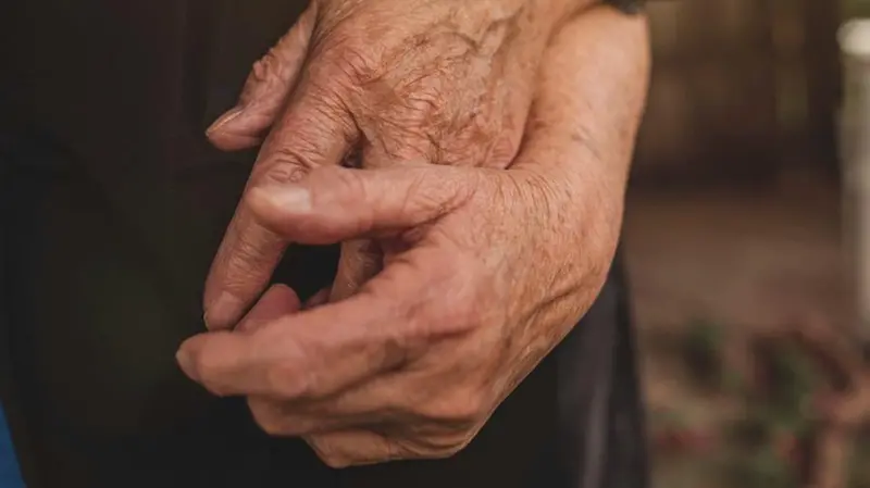 Le mani unite di due anziani - © www.giornaledibrescia.it
