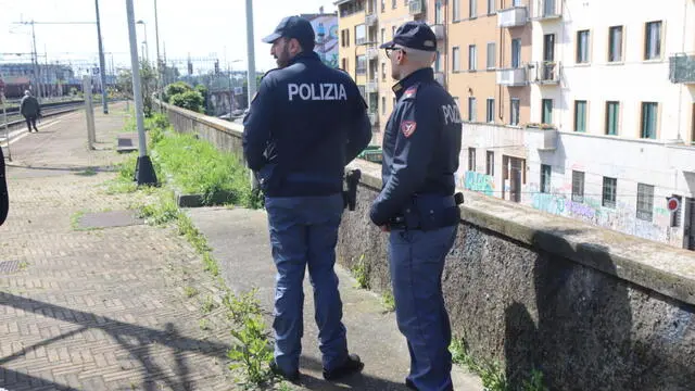 Poliziotti nei pressi della stazione di Lambrate dove un poliziotto è stato accoltellato in modo grave Intorno alla mezzanotte, Milano, 9 maggio 2024. La Polizia è intervenuta per un uomo che stava lanciando pietre contro i treni e aveva colpito alla testa una donna di 55 anni, portata all'ospedale Fatebenefratelli in condizioni non gravi. L'uomo, un 37enne marocchino è stato stordito dal taser, ma ha comunque colpito con un coltello un 35enne vice Ispettore con tre fendenti alla schiena. Il poliziotto è stato trasportato in condizioni gravi all'ospedale Niguarda dove è operato d'urgenza per la lesione di alcuni organi. Il 37enne è stato arrestato. ANSA/PAOLO SALMOIRAGO