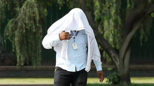 epa11302757 A man covers himself to avoid the sun during a hot summer day in New Delhi, India, 26 April 2024. Many parts of the country are reeling under heat conditions with capital of the country, New Delhi already touching the 39 degrees Celsius mark. EPA/RAJAT GUPTA