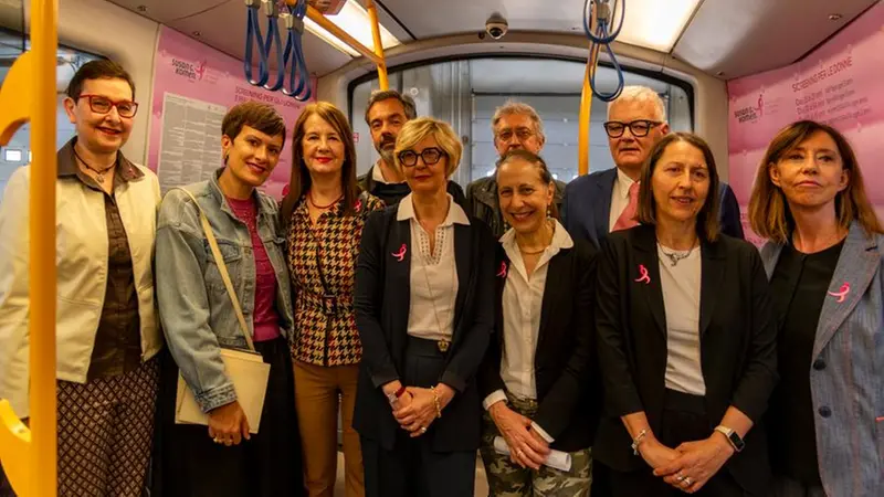 L'inaugurazione del vagone con le scritte sulla prevenzione del tumore al seno