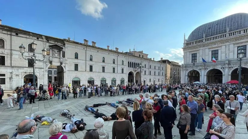 Il flash mob in piazza Loggia