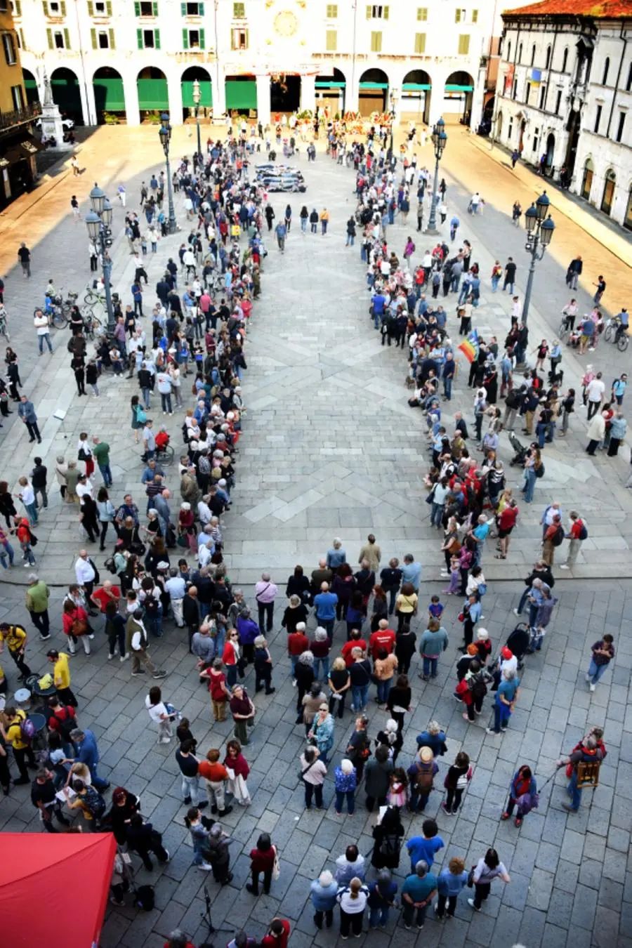 Il flash mob in piazza Loggia