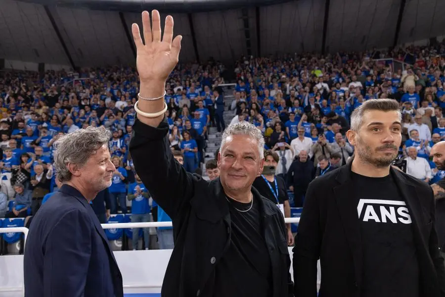 Roberto Baggio al PalaLeonessa travolto dall'affetto dei tifosi
