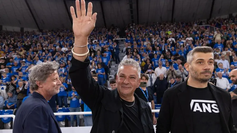 Roberto Baggio al PalaLeonessa travolto dall'affetto dei tifosi