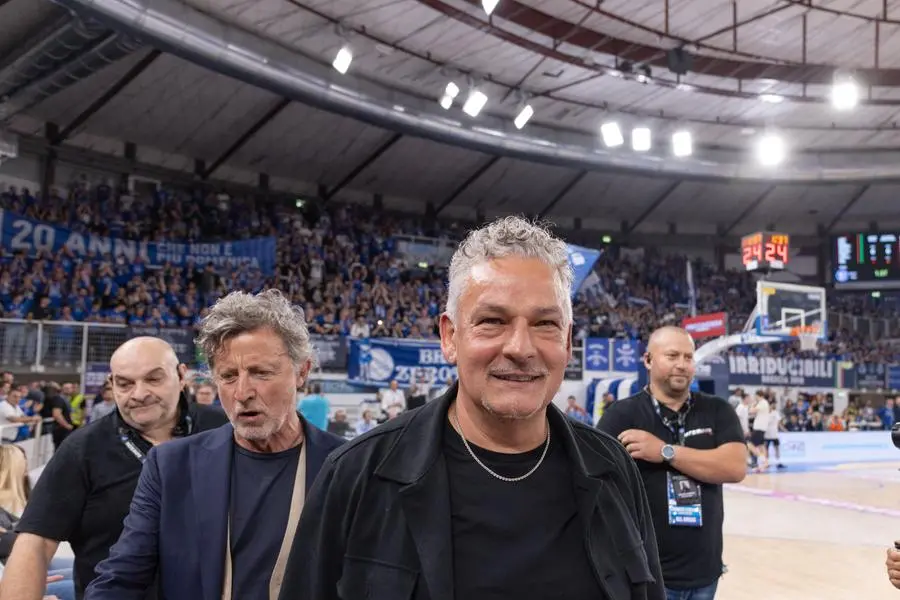 Roberto Baggio al PalaLeonessa travolto dall'affetto dei tifosi