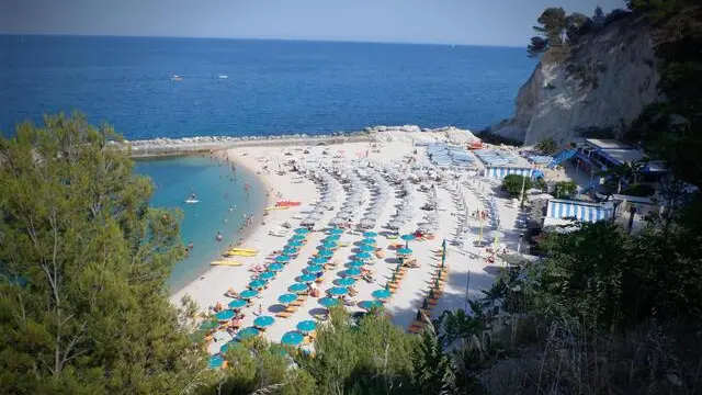 Veduta di una spiaggia di Sirolo (Ancona) sul mare Adriatico. ANSA / GIUSEPPE GIGLIA (ombrelloni, stabilimenti balneari, mare, relax, estate, caldo, belpaese, generiche)