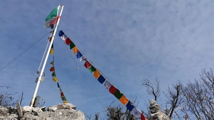 Sotto le bandierine colorate si ammira il panorama con il Monte Cingolo e la Val Degagna