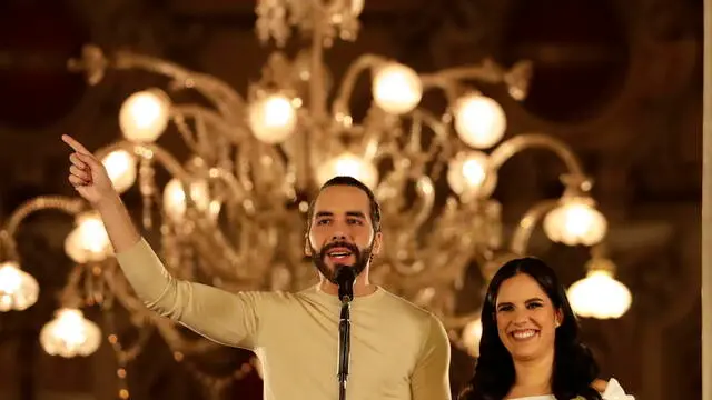 epa11128130 Current president and winner of reelection, Nayib Bukele (L), speaks from the National Palace with his wife Gabriela Rodriguez de Bukele (R) in San Salvador, El Salvador, 04 February 2024. The preliminary count of the presidential elections in El Salvador gives an overwhelming victory to Nayib Bukele with 1,090,522 votes for his party, Nuevas Ideas (NI), well ahead of the Farabundo Marti National Liberation Front (FMLN, left) with 93,846, and the Nationalist Republican Alliance (Arena, right), with 81,102, according to data released by the Supreme Electoral Tribunal (TSE), which must be ratified in final scrutiny. EPA/BIENVENIDO VELASCO