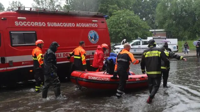 Il fiume Lambro ha livelli molto alti a causa della pioggia insistente da ieri sera e ciò ha causato un 'rigurgito' del corso d'acqua con fuoriuscite nel quartiere di Pontelambro, alla porte di Milano, 15 maggio 2024. L'assessore alla Sicurezza e Protezione civile del Comune di Milano Marco Granelli ha spiegato che sul posto sono state inviate squadre di MM, Protezione civile e Polizia Locale. Sono stati molti gli interventi dei vigili del fuoco a Milano e provincia per il maltempo, soprattuto per la caduta di alberi e tetti pericolanti. Deviate anche alcune linee dei trasporti pubblici nel capolugo lombardo. ANSA/PAOLO SALMOIRAGO
