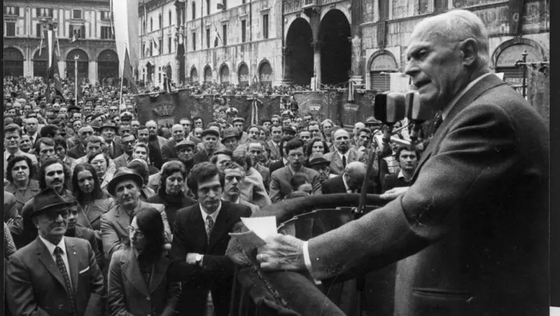 Il Presidente Sandro Pertini in piazza Loggia nel 1982 - Foto Eden/Archivio GdB © www.giornaledibrescia.it
