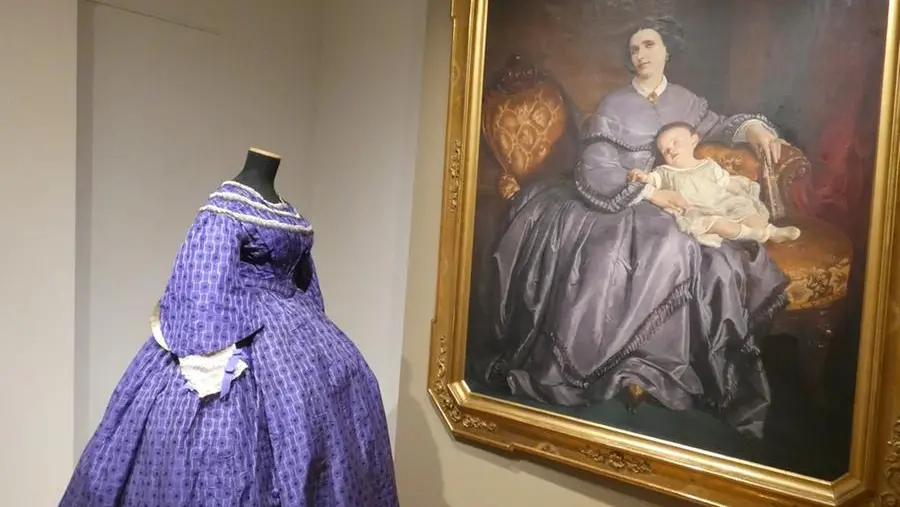 Nelle sale gli abiti d'epoca sono accostati ai dipinti - © www.giornaledibrescia.it