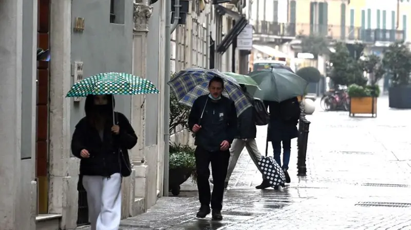 Pioggia in centro città - Marco Ortogni/Neg © www.giornaledibrescia.it
