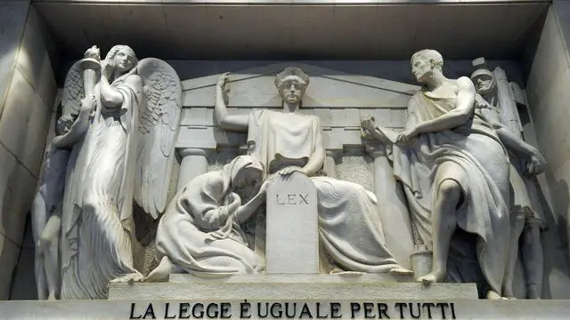 Iscrizione ''La legge e' uguale per tutti '' al tribunale di Milano, 28 gennaio 2012. ANSA/ GIUSEPPE ARESU