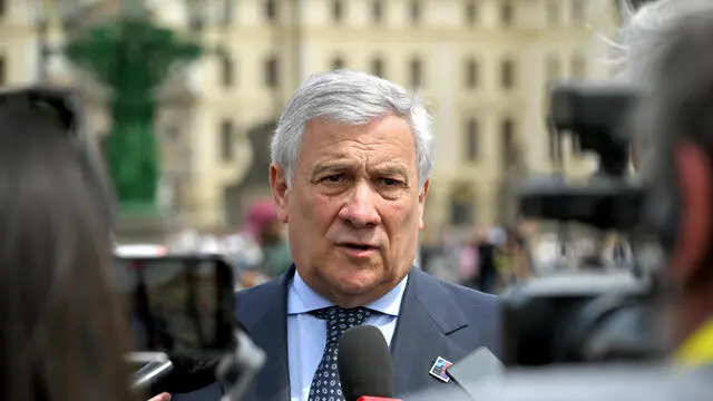 Il ministro degli Esteri Antonio Tajani durante una conferenza stampa al termine della Ministeriale Esteri NATO, Praga, 31 maggio 2024. ANSA/ALESSANDRO DI MEO