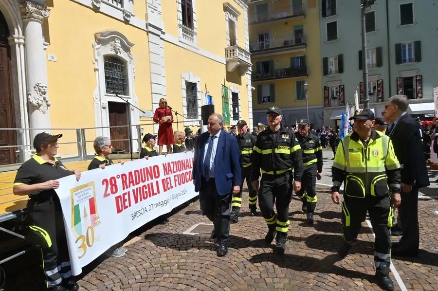 Raduno nazionale dei Vigili del fuoco: la sfilata conclusiva per le vie di Brescia