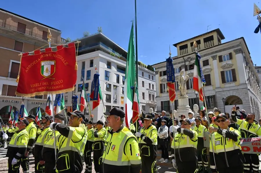 Raduno nazionale dei Vigili del fuoco: la sfilata conclusiva per le vie di Brescia