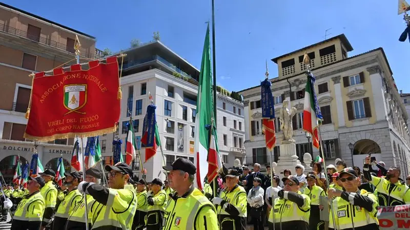 Raduno nazionale dei Vigili del fuoco: la sfilata conclusiva per le vie di Brescia
