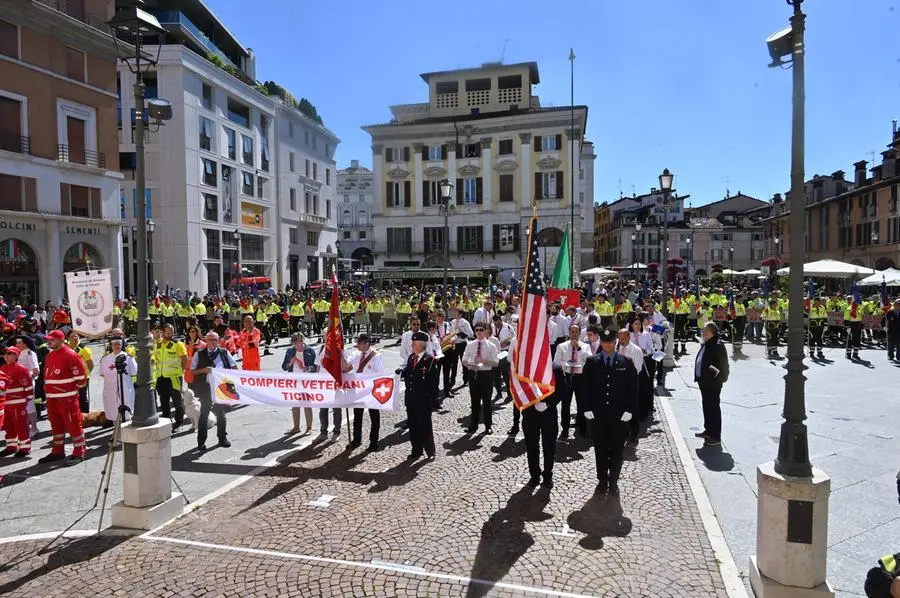 Raduno nazionale dei Vigili del fuoco: la sfilata conclusiva per le vie di Brescia