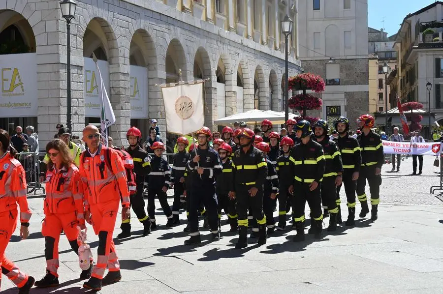 Raduno nazionale dei Vigili del fuoco: la sfilata conclusiva per le vie di Brescia