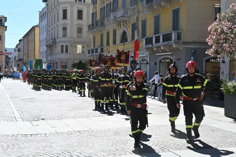 Raduno nazionale dei Vigili del fuoco: la sfilata conclusiva per le vie di Brescia