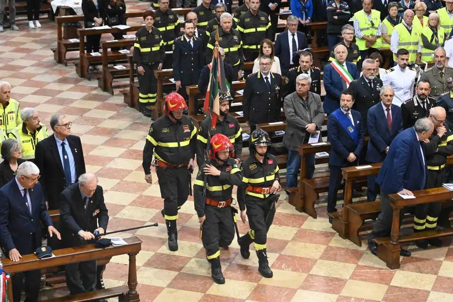 La cerimonia in Duomo per la conclusione del 28esimo raduno nazionale dei Vigili del fuoco
