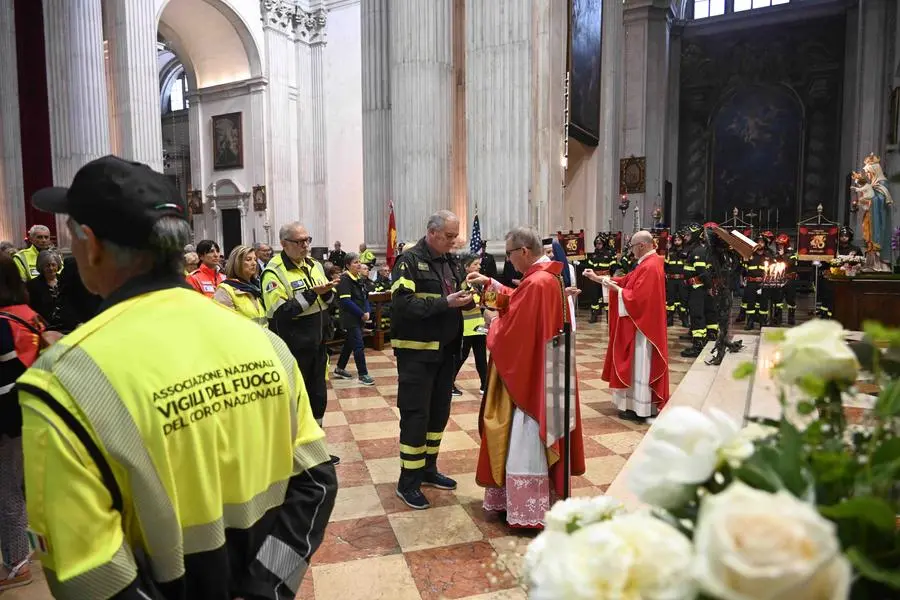 La cerimonia in Duomo per la conclusione del 28esimo raduno nazionale dei Vigili del fuoco