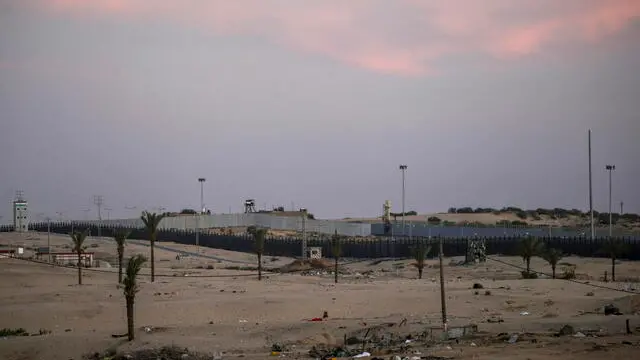 epa11383105 A general view of the border fence between the Gaza Strip and Egypt in Rafah, southern Gaza, 31 May 2024. The makeshift camp for internally displaced Palestinians previously located in the area was dismantled by Palestinians following an evacuation order by Israeli forces. The International Court of Justice (ICJ) on 24 May ordered Israel to halt its military operation in Rafah, to open the Rafah border crossing with Egypt to allow for the entry of humanitarian aid, to allow access to Gaza for investigators, and to report to the court within one month on its progress. More than 36,000 Palestinians and over 1,400 Israelis have been killed, according to the Palestinian Health Ministry and the Israel Defense Forces (IDF), since Hamas militants launched an attack against Israel from the Gaza Strip on 07 October 2023, and the Israeli operations in Gaza and the West Bank which followed it. EPA/MOHAMMED SABER