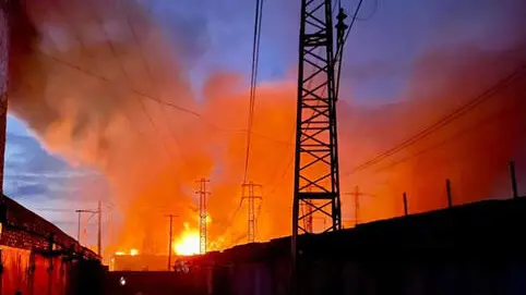 Il sindaco di Leopoli Andriy Sadovoy pubblica una foto dell'incendio dopo il bombardamento.