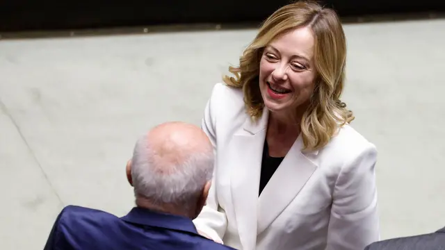 La presidente del Consiglio, Giorgia Meloni (D) saluta l’ex presidente della Camera, Fausto Bertinotti durante la cerimonia commemorativa per Giacomo Matteotti a 100 anni dal discorso in cui denunciò in Parlamento le violenze fasciste alle elezioni del 6 aprile del 1924, nell'aula della Camera dei Deputati, Roma, 30 maggio 2024. ANSA/FABIO FRUSTACI