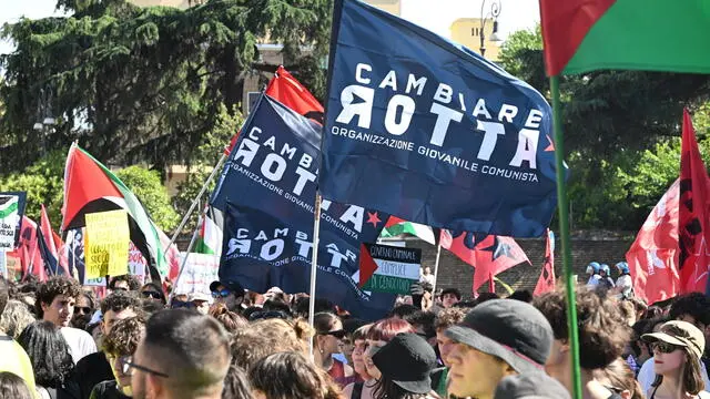 Un momento del corteo “Contro Guerra e Governo” da piazza Vittorio a Porta Pia a Roma, 1 giugno 2024. ANSA/CLAUDIO PERI