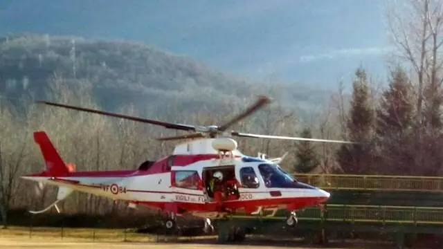 Soccorso alpino in azione, in provincia di Verbania, per una mongolfiera precipitata, 1 febbraio 2016. A dare l'allarme, nel tardo pomeriggio di ieri a Crevoladossola, alcuni testimoni, che hanno riferito ai carabinieri di avere visto il pallone precipitare dopo una fiammata. La testimonianza è ritenuta attendibile dai soccorritori, ma al momento della mongolfiera non è stata trovata traccia. Le ricerche, sospese ieri sera con il buio, sono proseguite questa mattina. Sul posto anche guardia di finanza e vigili del fuoco, che stanno per far alzare in volo un elicottero per un sopralluogo della zona dall'alto. ANSA/ RENATO BALDUCCI