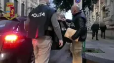 Un fermo immagine tratto da un video della polizia di Messina, 4 maggio 2021: La Polizia di Messina sta eseguendo decine di misure cautelari nei confronti degli appartenenti a due organizzazioni criminali di trafficanti di droga attive nel rione di Giostra, in passato teatro di una guerra tra i clan degli Arrigo e dei Bonanno per il controllo del territorio e del mercato degli stupefacenti. Le indagini, condotte dalla Squadra mobile diretta da Antonio Sfameni e coordinate dalla Dda guidata da Maurizio De Lucia, hanno consentito di far luce anche su una serie di tentati omicidi avvenuti proprio per contrasti nel mondo del traffico e dello spaccio di droga. Nel blitz sono stati impegnati 350 uomini di Polizia. ANSA/POLIZIA EDITORIAL USE ONLY NO SALES