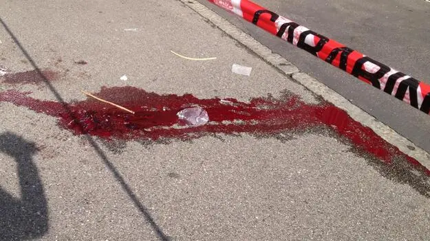 La macchia di sangue di una delle tre persone aggredite da un uomo armato di piccone a Milano, 11 maggio 2013. ANSA/ SALVATORE GARZILLO