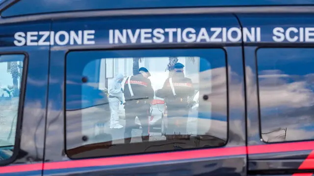 I Carabinieri sul luogo in cui un ventenne è stato ucciso in nottata nel corso di una rissa, Balestrate (Palermo), 14 gennaio 2024. La rissa e' scoppiata all'interno della discoteca Medusa ed e' poi proseguita all'esterno del locale. La vittima sarebbe stata assassinata a botte.14/1/2024 ANSA/IGOR PETYX