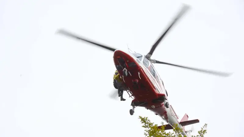 Un elicottero dei vigili del fuoco - Foto Gabriele Strada Neg © www.giornaledibrescia.it