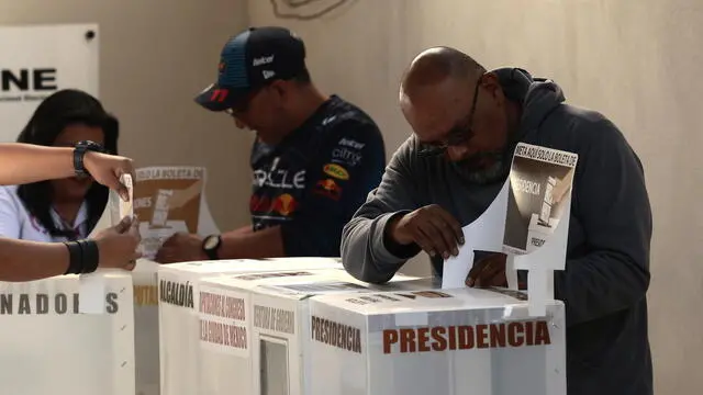 epa11385822 Election officials prepare the polling stations for the Mexican general elections in Mexico City, Mexico, 02 June 2024. Mexican people are called to elect more than 20.000 positions around the country, including the president, vice president, and 500 deputies. EPA/ALEX CRUZ