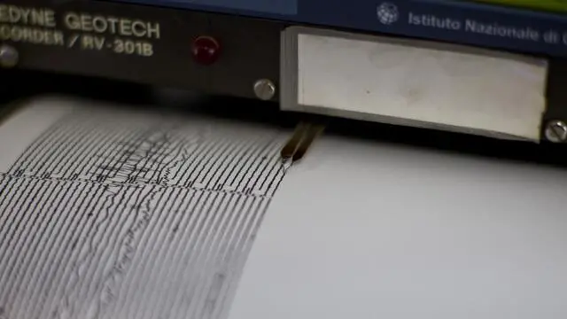 Un vecchio sismografo, ancora in uso, riporta su uno dei tracciati il terremoto che oggi ha colpito le coste dell'Austalia di magnitudo 6.9 della scala Richter, nella sala sismica dell' Istituto Nazionale di Geofisica e Vulcanologia a Roma oggi 10 maggio 2011. ANSA/MASSIMO PERCOSSI
