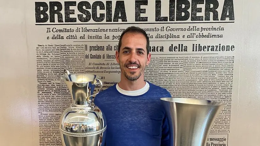 Ospite nella redazione del GdB Simone Tiberti con i due trofei conquistati: Coppa Italia e Supercoppa - © www.giornaledibrescia.it
