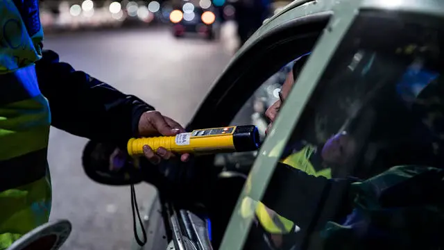 Un momento dei controlli straordinari della Polizia Locale di Roma Capitale con autovelox etilometri e dispositivi precursori capaci di rilevare se chi è alla guida è sotto effetto di alcol o droghe, nelle zone della movida, Roma, 12 novembre 2022. ANSA/ANGELO CARCONI