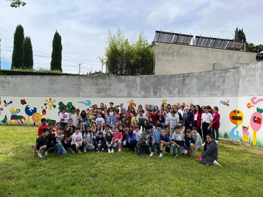 L'inaugurazione del murale che valorizza il giardino della scuola Primaria Ugolini