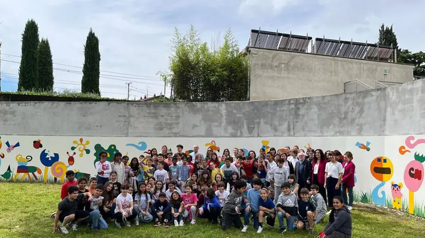 L'inaugurazione del murale che valorizza il giardino della scuola Primaria Ugolini