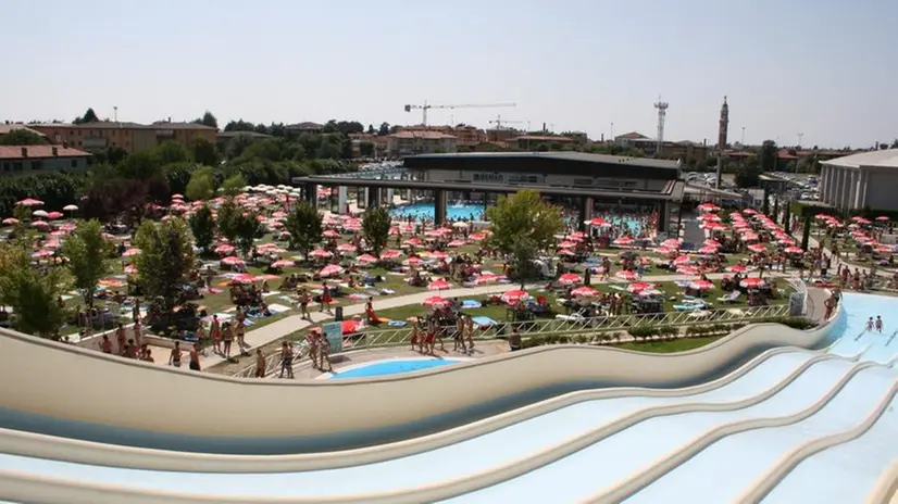 La piscina comunale di Palazzolo in piazzale Kennedy