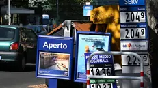 Un distributore di carburante (foto d'archivio) - Foto Ansa © www.giornaledibrescia.it